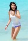 selen-gomez-beach-014.jpg